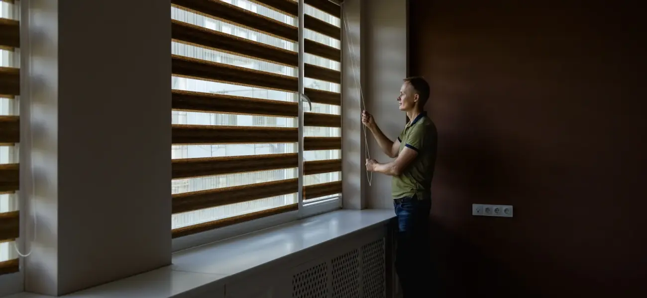 Roleta dzień i noc w kasecie czy wolnowisząca? Porównanie i wybór