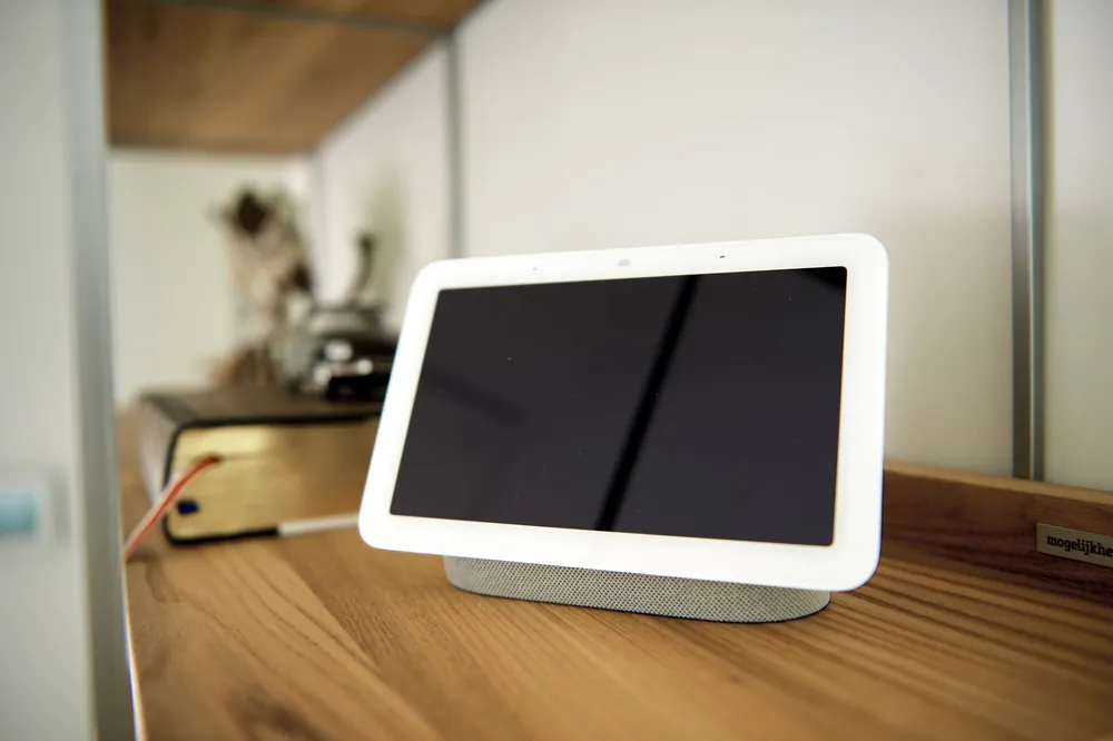 Ekran Google Nest Hub do sterowania roletami elektrycznymi głosem
